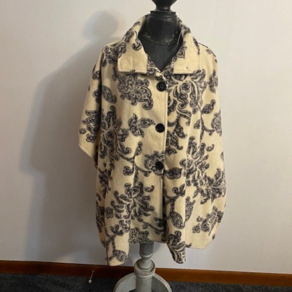 Le Moda Cream/Gray button Cape with front pockets, size OS